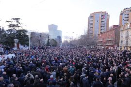 Mijëra qytetarë po protestojnë në shesh