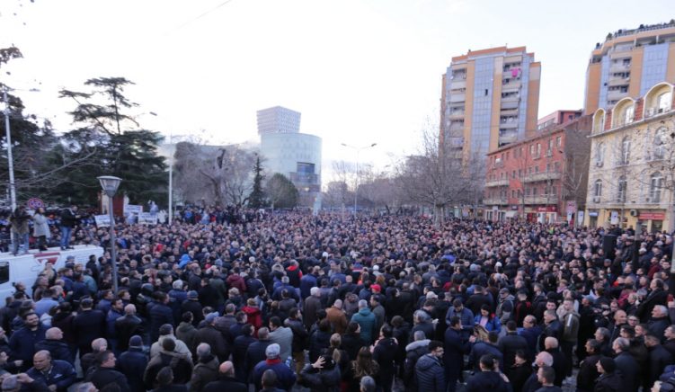 Qytetarët ulen në sheshin përpara Parlamentit