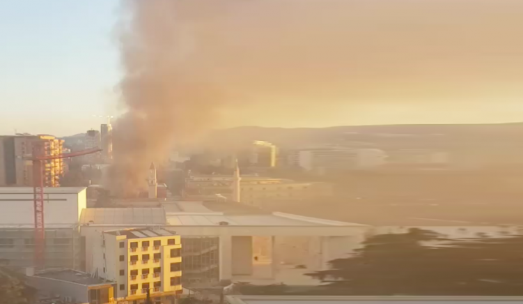 Shtohen dyshimet rreth djegies së ndërtesës në qendër të Tiranës