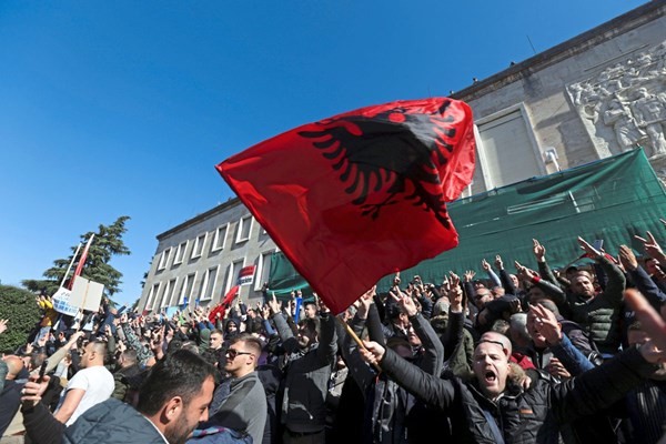 Dhunë, vandalizëm dhe shumë propagandë