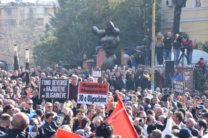 Mijëra qytetarë i bashkohen protestës së opozitës