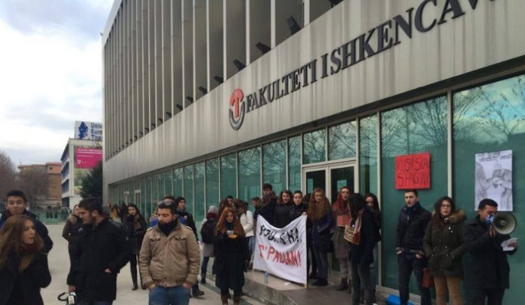 Fakulteti i Shkencave Sociale, pedagogët nisin grevën
