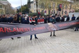 Protesta e opozitës, qytetarët përplasen me policinë