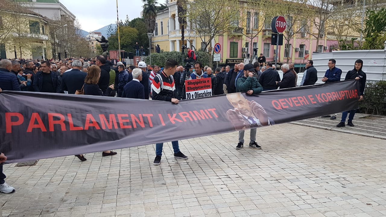 Protesta E Opozitës, Qytetarët Përplasen Me Policinë - Exit | Shpjegon ...