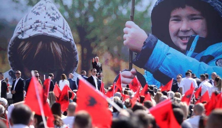 Veliaj përdor foto të fëmijëve për fushatë pa lejen e prindërve