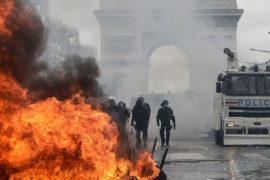 Francë — Qytetarët përplasen me policinë