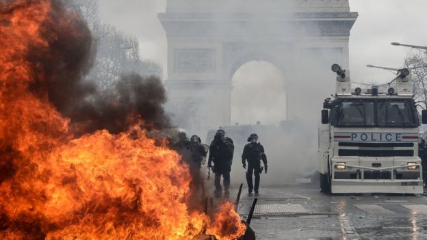Francë — Qytetarët përplasen me policinë