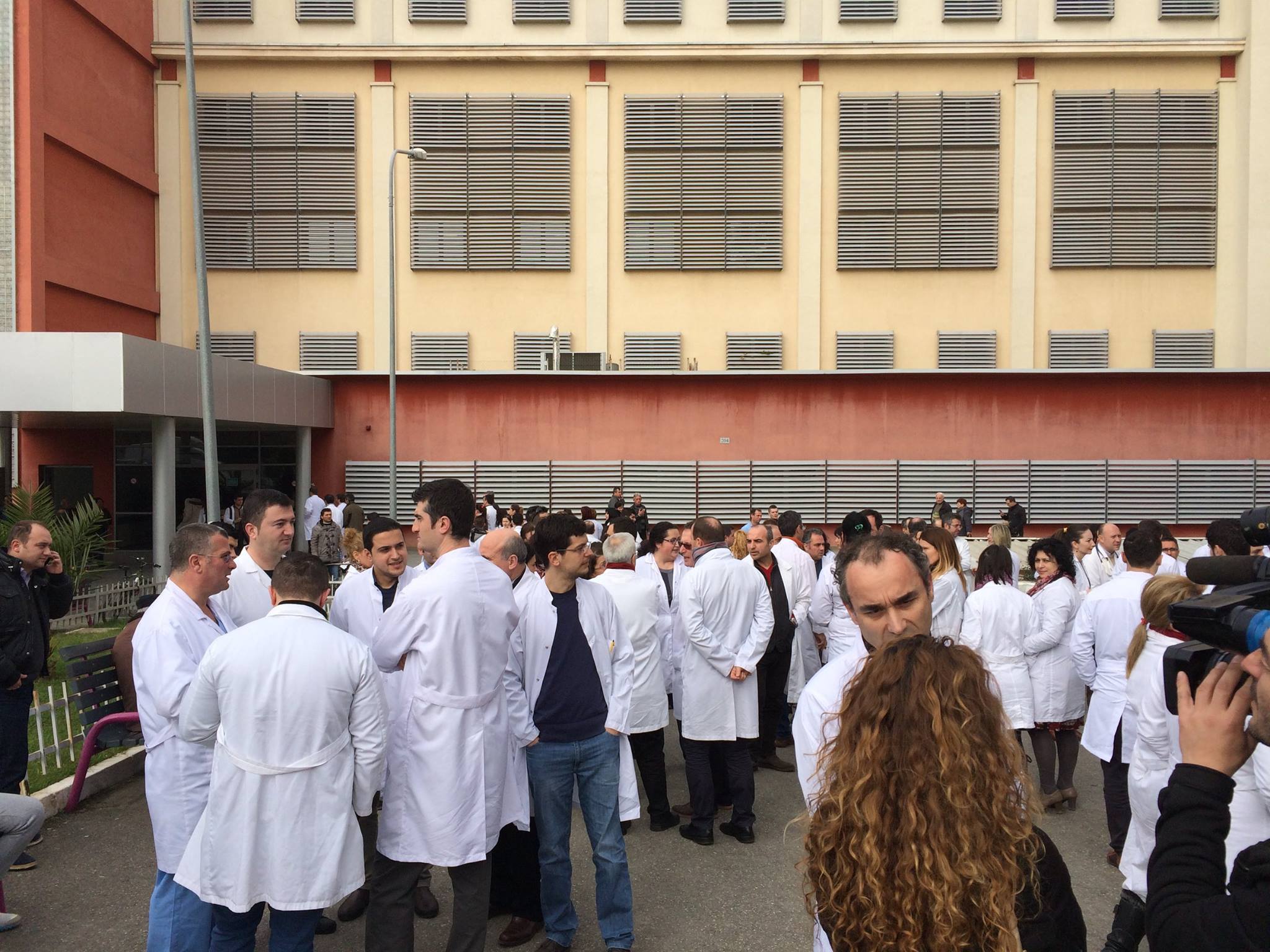 Mjekët në protestë kundër dhunës ndaj tyre