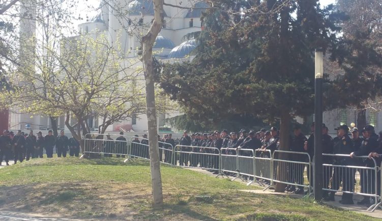 Protesta e qytetarëve, Tirana rrethohet nga policia