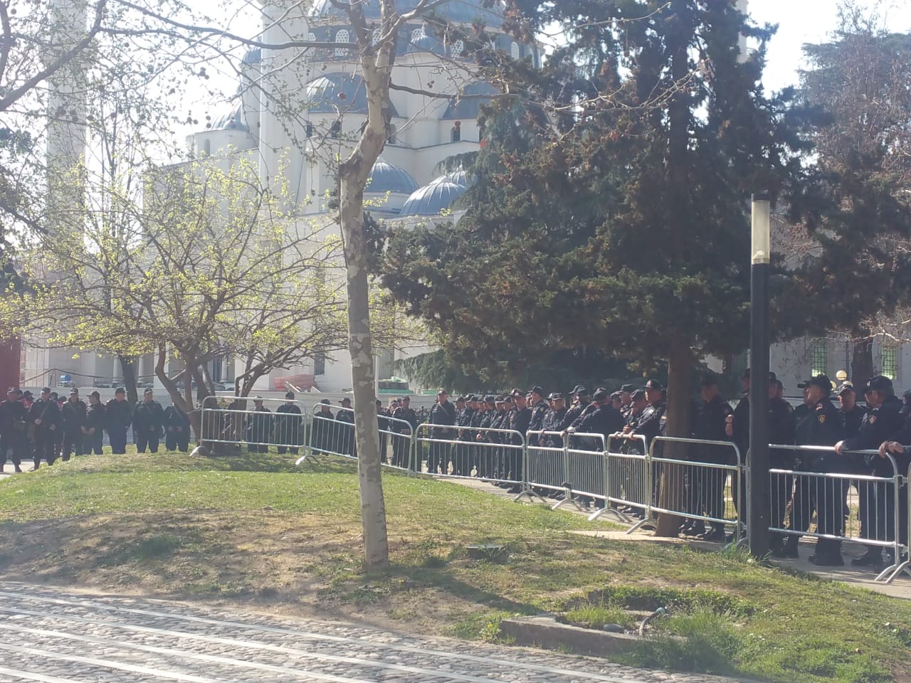 Protesta e qytetarëve, Tirana rrethohet nga policia