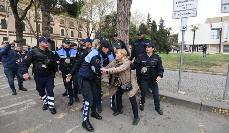 Policia lufton qytetarët dhe harron kriminelët