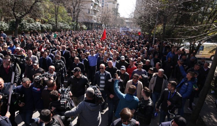 protesta Një ‘Natë e Bardhë’ për demokracinë
