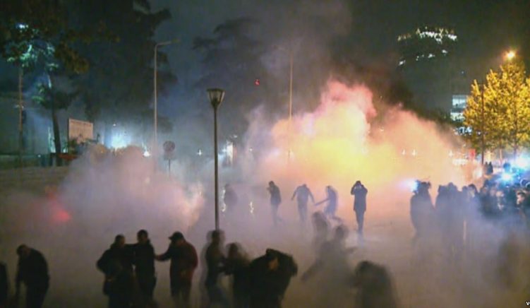 protesta gaz lotsjelles Protesta e 13 prillit, prokuroria kërkon arrest me burg për 16 protestues