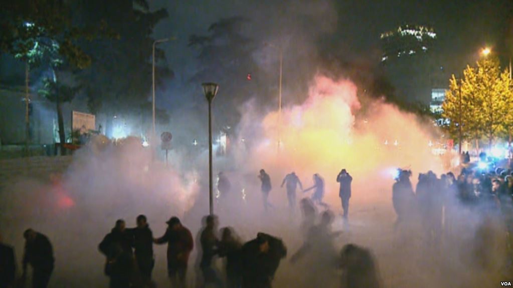 Avokati i Popullit kritikon policinë për përdorimin e gazit lotsjellës dhe dhunën ndaj gazetarëve