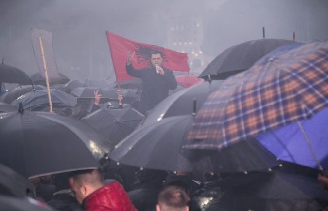 Opozita proteston duke marshuar në Tiranë