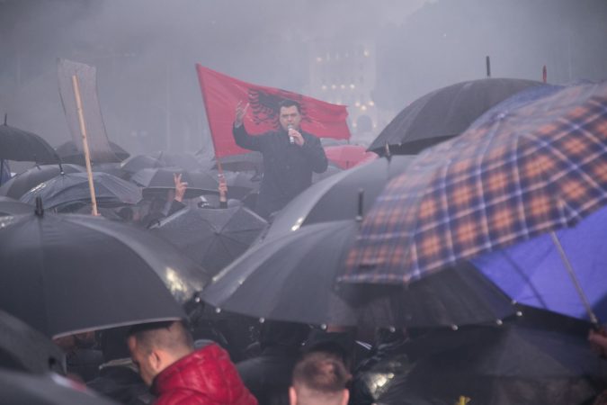Opozita proteston duke marshuar në Tiranë