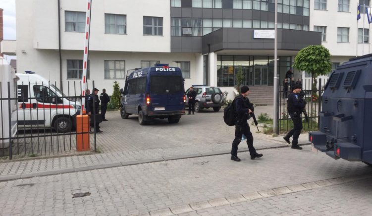 mitrovice Katër policë të plagosur në Mitrovicë, Vuçiçi vë ushtrinë në gatishmëri