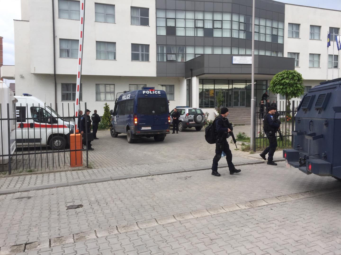Katër policë të plagosur në Mitrovicë, Vuçiçi vë ushtrinë në gatishmëri