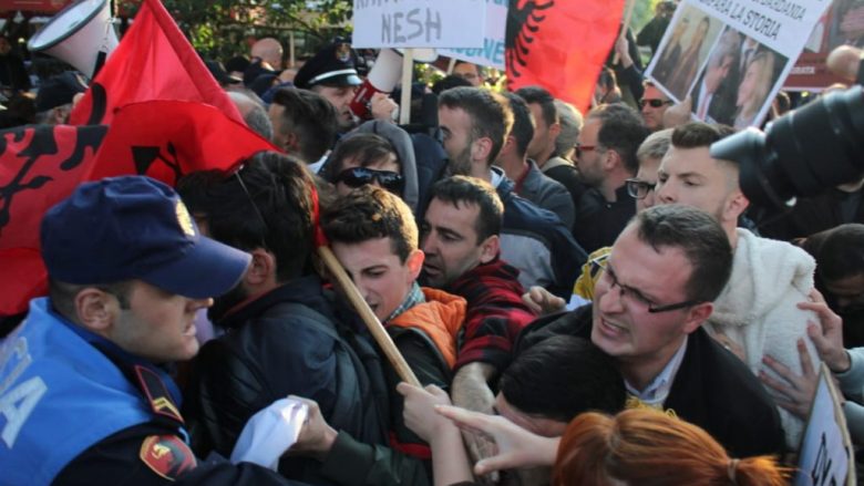 Lëvizja Vetëvendosje proteston kundër pranisë së Vuçiçit dhe Dodikut në Tiranë