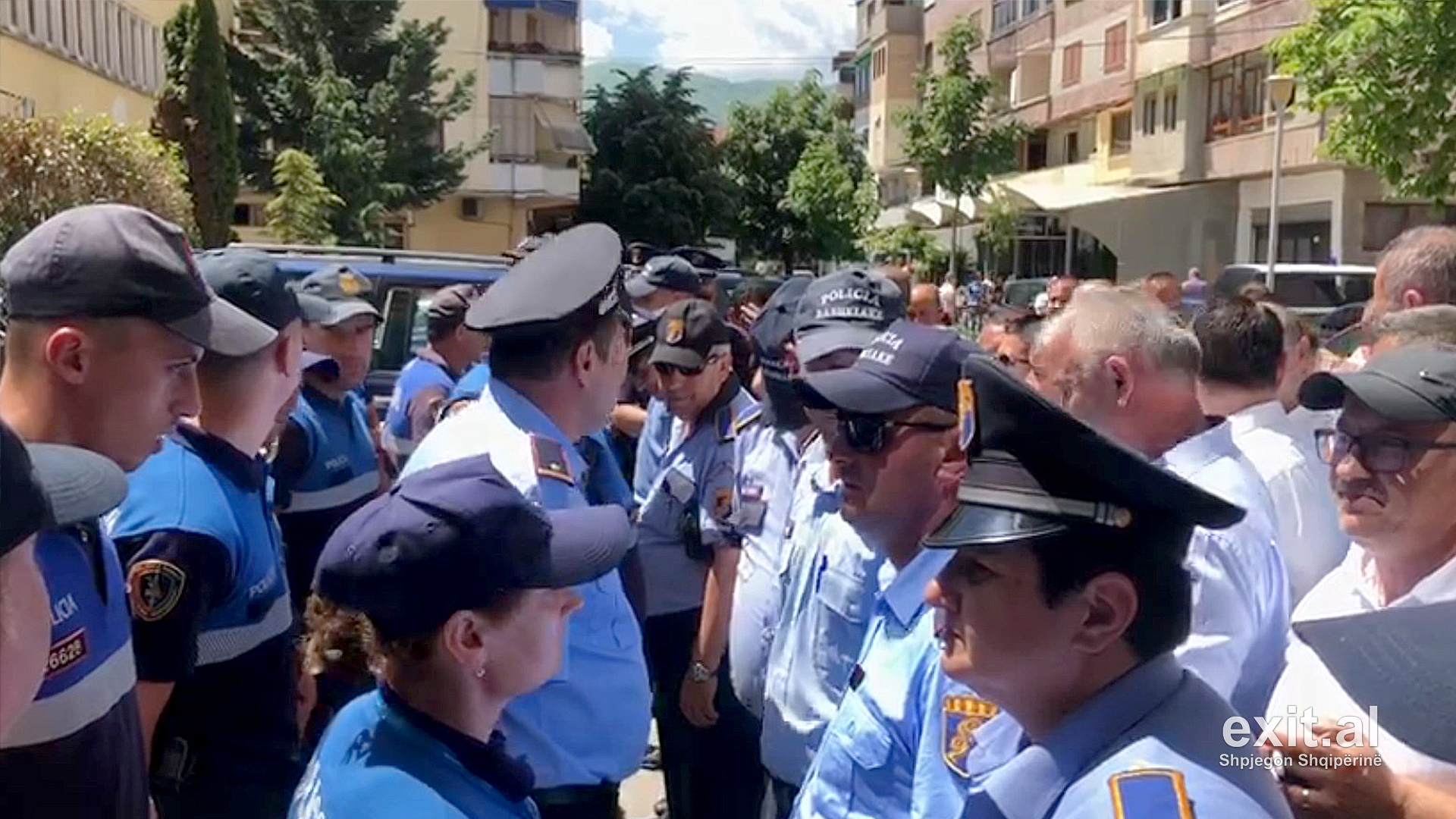Lirimi i KZAZ-ve, përplasje me policinë në 18 bashki të vendit, arrestohen 30 persona