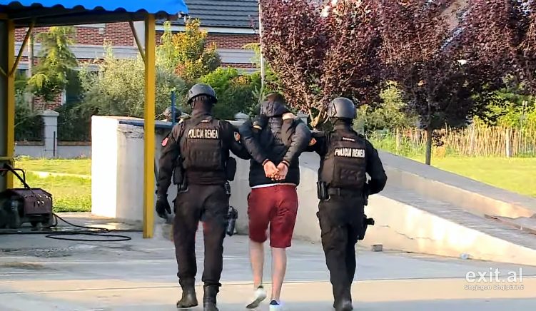 Policia arreston dy persona për kultivim të kanabisit në Vlorë