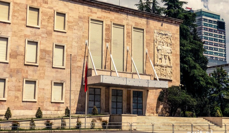 Nis punën Njësia shtetërore Antikorrupsion, sekuestron dosjet e pronave në Sarandë dhe Vlorë