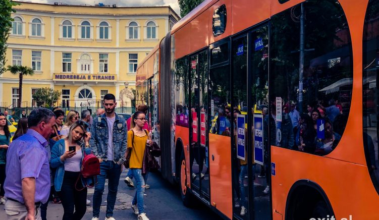 Ndërpritet transporti urban në Tiranë dhe Durrës