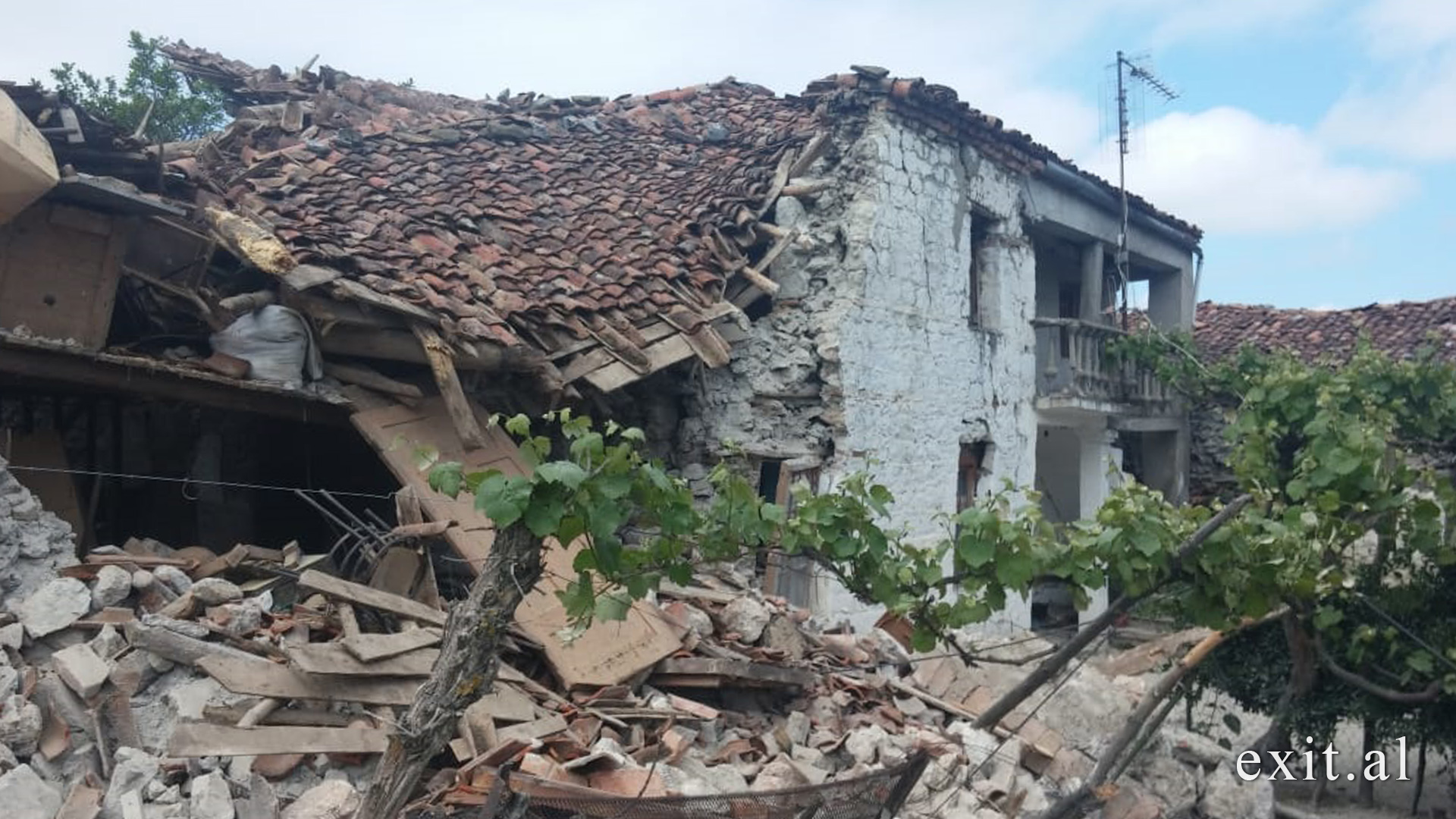 Tërmetet në Korçë, mbi 180 shtëpi të dëmtuara, qindra banorë kalojnë fundjavën në çadra