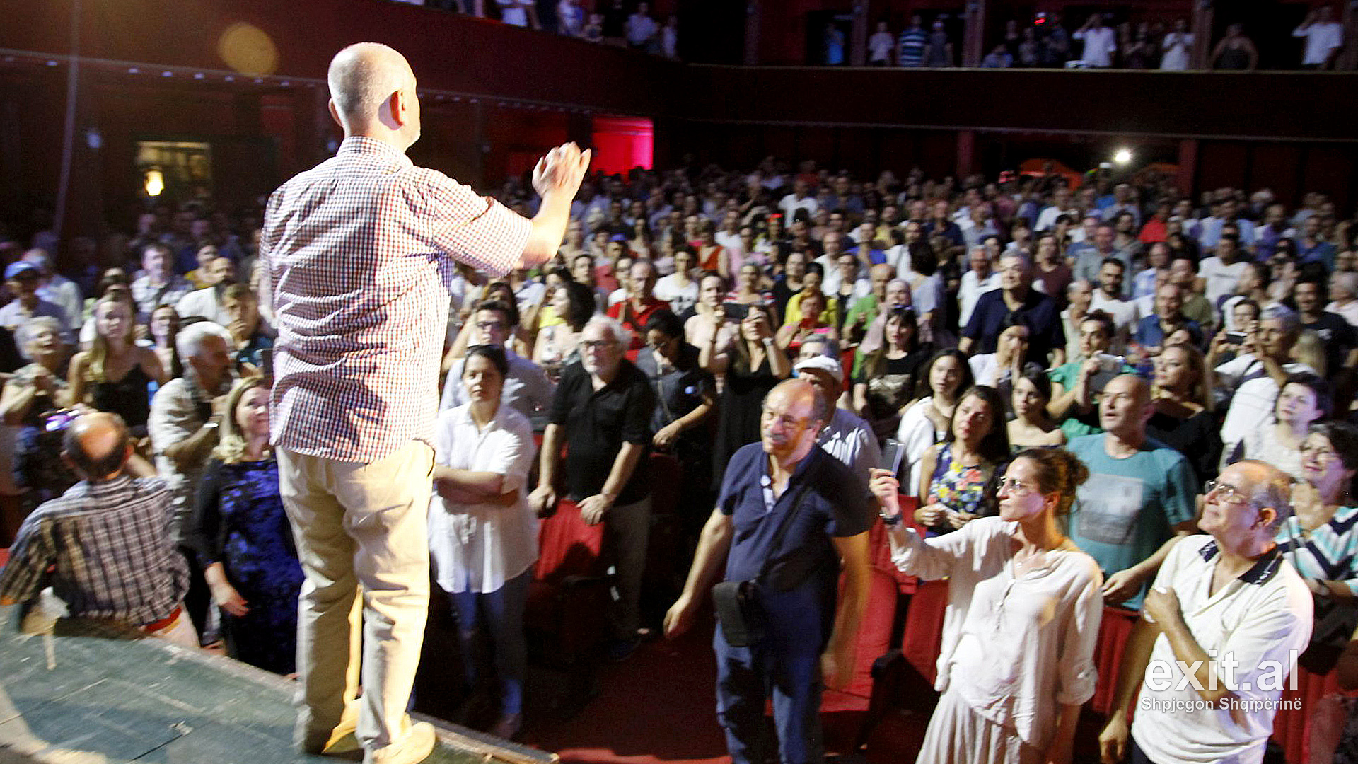 Qindra qytetarë sfidojnë Kryemiministrin, mbushin sallën e Teatrit Kombëtar