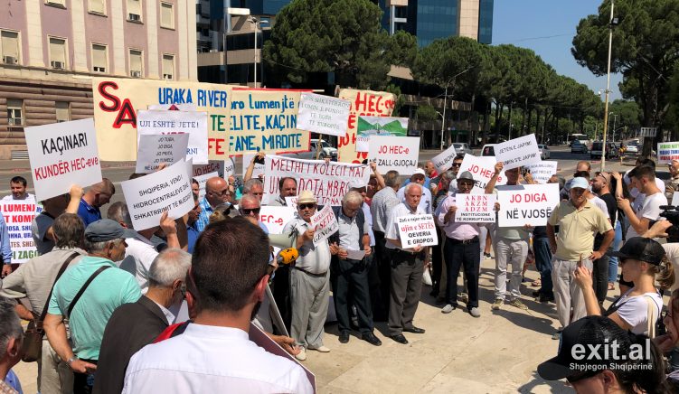 Rikthehen protestat kundër ndërtimit të hidrocentraleve