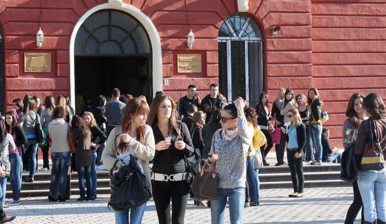 Infektohet një studente në Universitetin e Politeknikut, Rektori: Provimet do të zhvillohen online