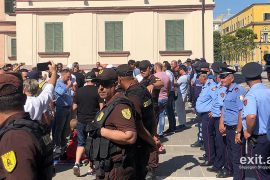 Tensione tek teatri kombëtar—policia bllokon hyrjen, mblidhen qindra qytetarë