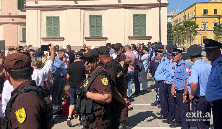 Tensione tek teatri kombëtar—policia bllokon hyrjen, mblidhen qindra qytetarë