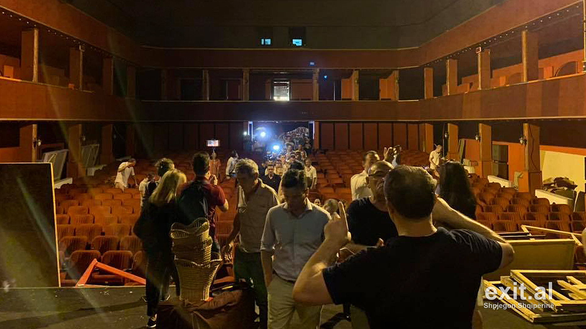 Qytetarë dhe artistë ngujohen brenda Teatrit Kombëtar
