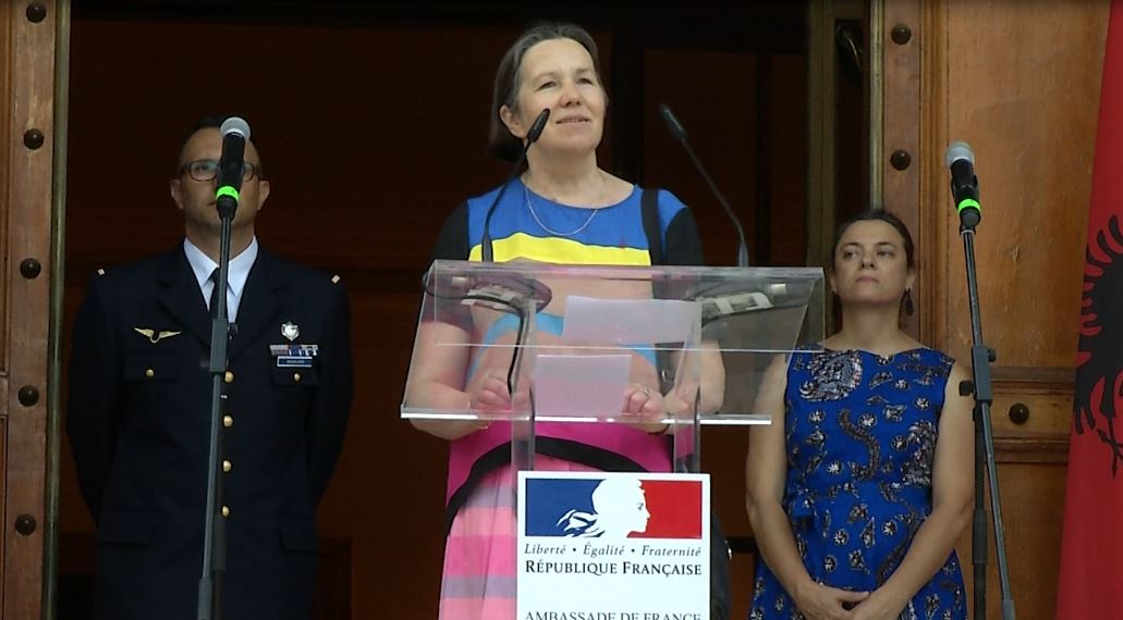 Ambasadorja franceze: Zgjedhjet e çuditshme, rinia po braktis Shqipërinë