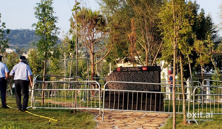 Thyhet memoriali për viktimat turke në Parkun e Liqenit