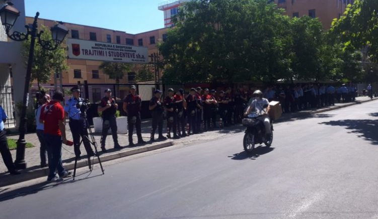 shkoder 780x439 Shkodër, protestuesit përplasen me policinë