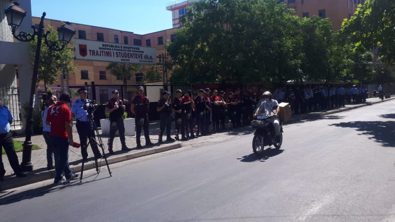 Shkodër, protestuesit përplasen me policinë