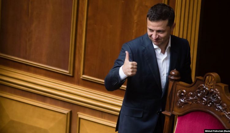 Parlamenti i Ukrainës heq imunitetin e deputetëve
