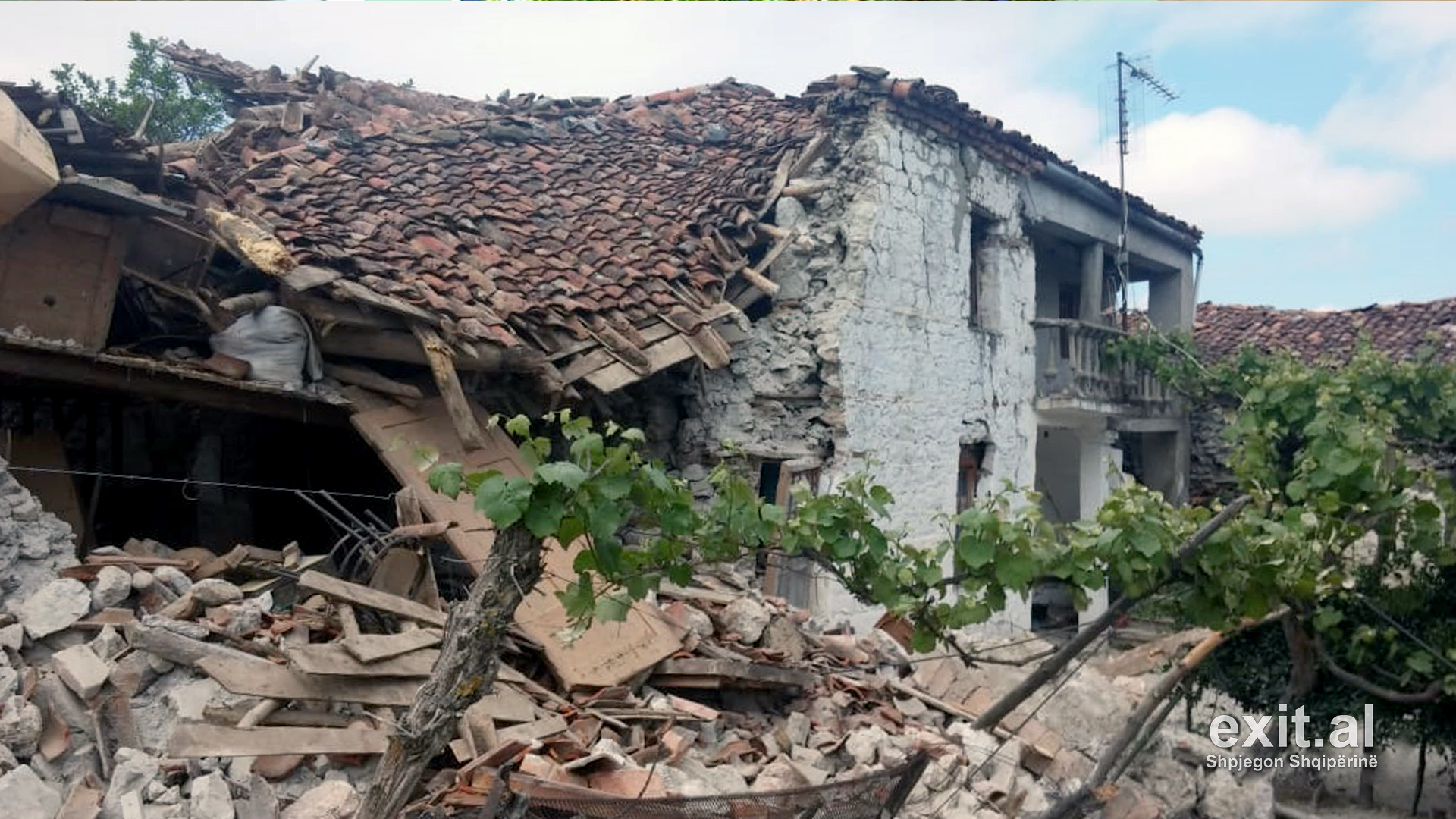 Qytetarët protestojnë para Bashkisë Korçë për mungesë ndihmash, tetë muaj pas tërmetit
