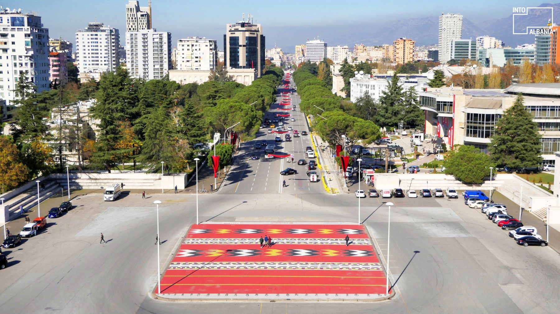 The New York Times: Vizitoni Tiranën, kryeqytetin ku përplasen epoka të ndryshme