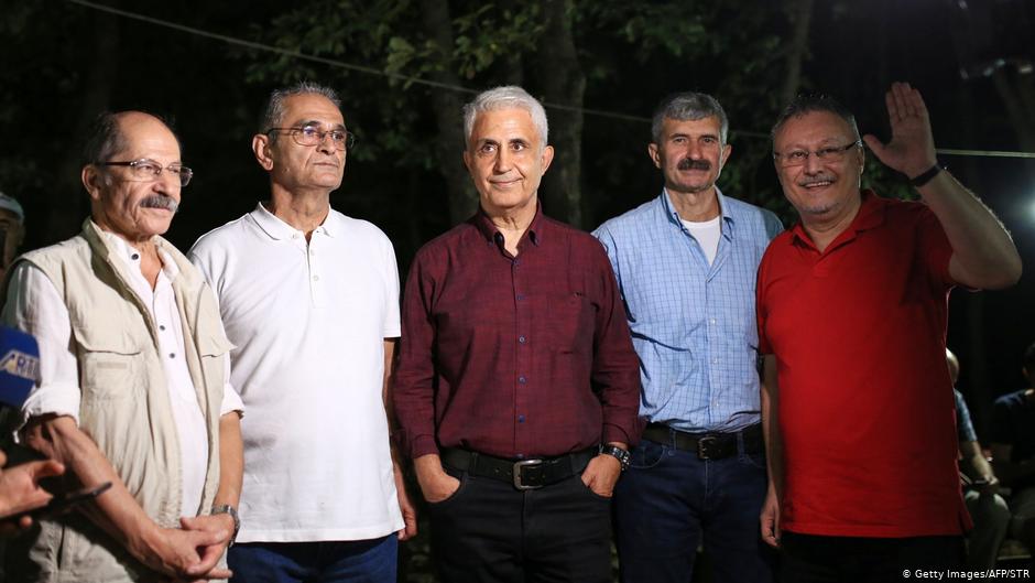Turqi, lirohen nga burgu 5 gazetarë kritikë ndaj qeverisë së Erdoganit