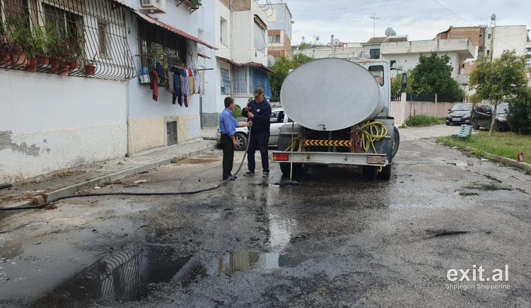 Makinës së kryebashkiakut të Vlorës iu vu zjarri, kamerat e sigurisë fiksuan zjarrvënësin