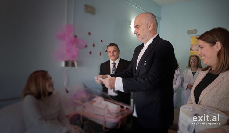 Qeveria propagandë me bonusin e bebeve, 2,3 milionë euro borxh të lindurve para vitit 2019