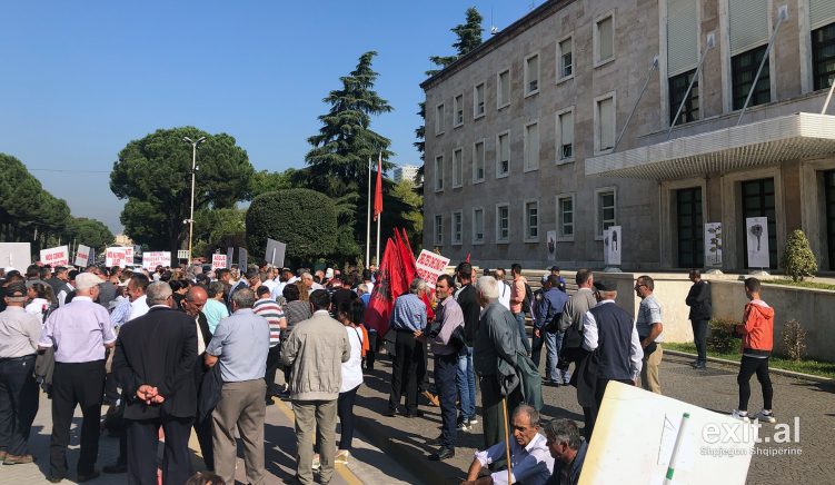 Personat me aftësi të kufizuara protestojnë kundër arrogancës së qeverisë