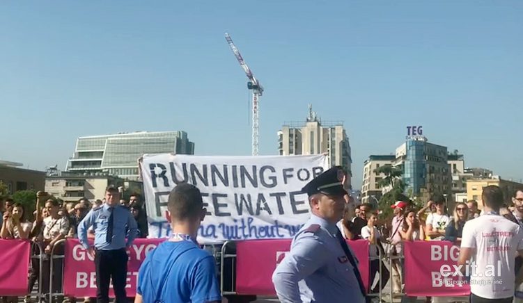 Maratona e Tiranës kthehet në protestë për ujin e pijshëm