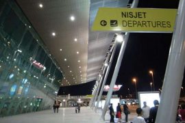 Lirohen 4 kontrollorët e aeroportit të Rinasit