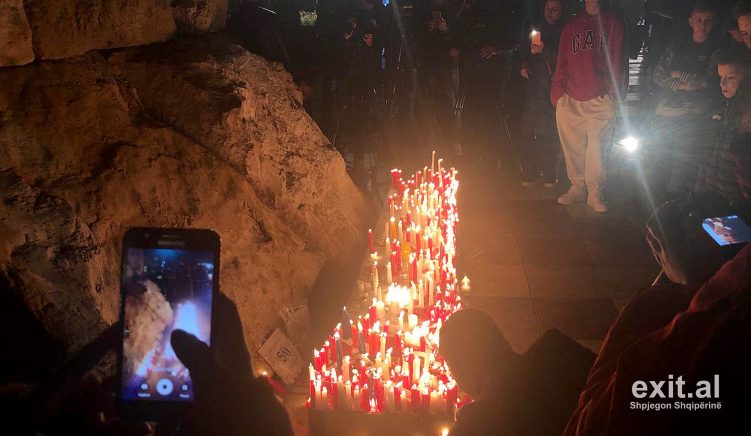Qindra qytetarë të Tiranës ndezin qiri për 50 viktimat e tërmetit