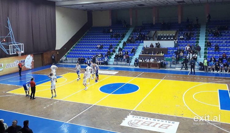 Përjashtohet përjetë basketbollisti i Tiranës që rrahu arbitrin në Durrës