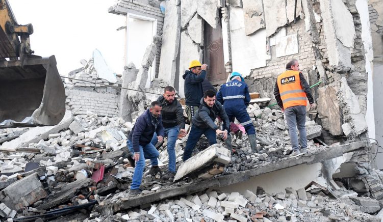 Thumane Termeti 15 viktima nga tërmeti, dhjetëra persona ende nën rrënoja